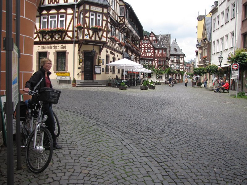 frouwkje in bacharach.jpg - Frouwkje in één van de fraaie plaatsen langs de Rijn. Dit is het centrum van Bacharach.